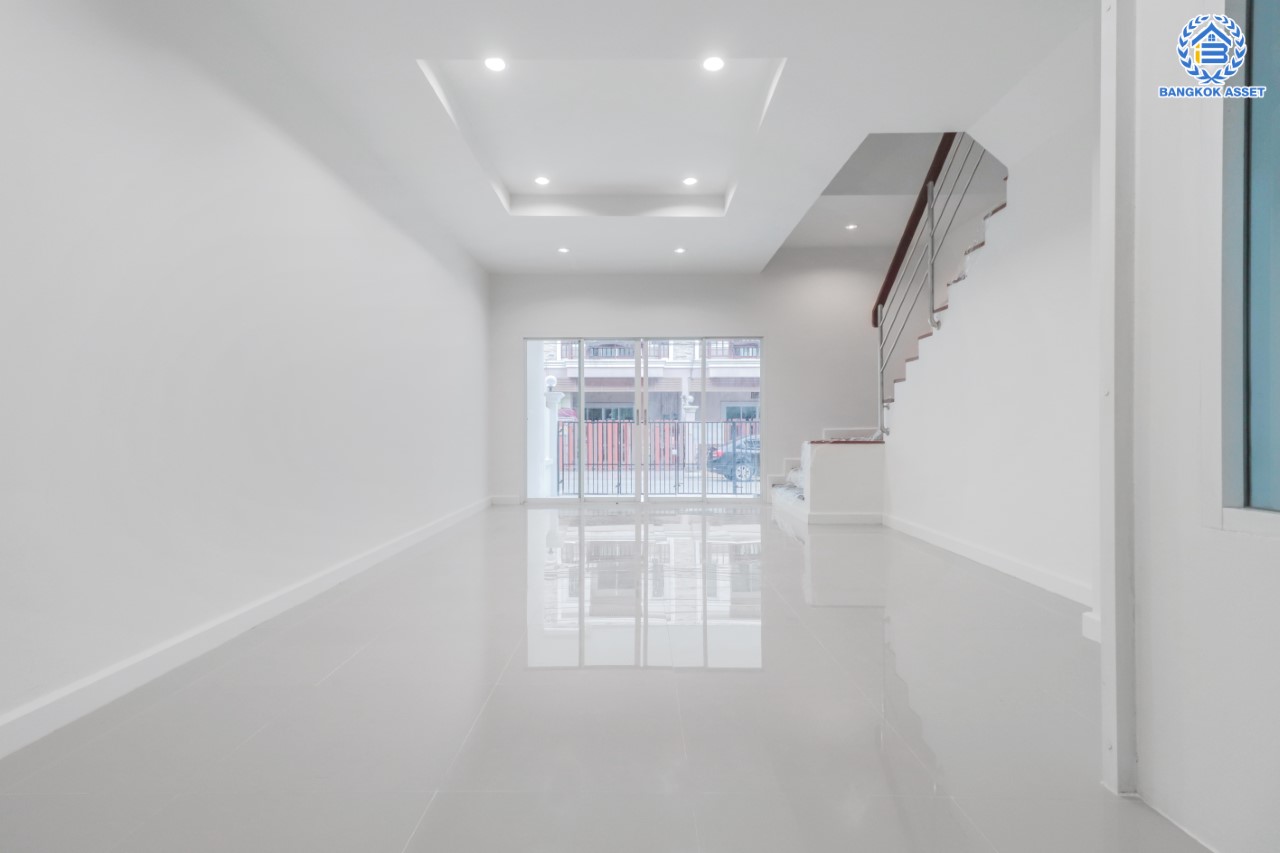 บ้านมือสองตกแต่งใหม่ ม.นนทรีเพลส พระราม5-นครอินทร์ ทาวน์โฮม 3 ชั้น เนื้อที่ 19.5 ตร.ว. ฟังก์ชัน 3 ห้องนอน 3 ห้องน้ำ 2 ที่จอดรถ พร้อม Living Room กว้างขวาง เดินทางสะดวก เข้า-ออกได้หลายเส้นทาง ทั้ง ถ.ราชพฤกษ์ และ ถ.ติวานนท์ ใกล้ทางด่วน "ศรีรัช" และรถไฟฟ้า "สถานีแยกติวานนท์"